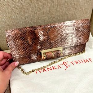 🔴 3/$25 Beautiful clutch by Ivanka Trump with gold toned hardware.